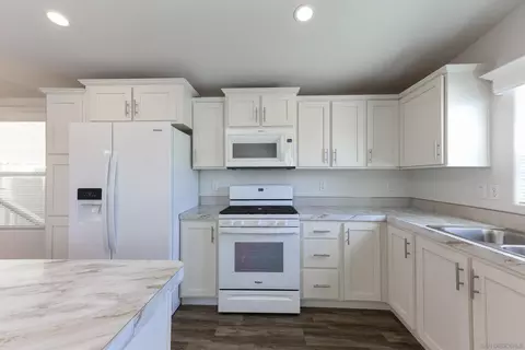 Kitchen - 62 Hummingbird Ln, Oceanside, CA 92057 photo 3 of 4