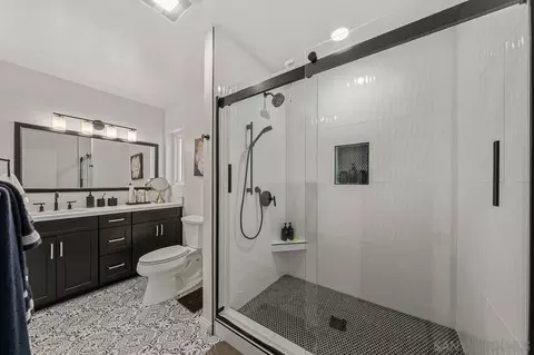 Bath - 705 Beacon Pl, Escondido, CA 92025 photo 2 of 3
