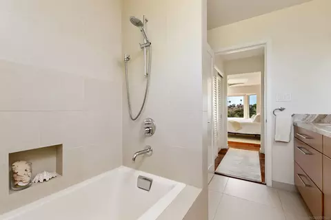 Bath - 5958 Sagebrush Rd, La Jolla, CA 92037 photo 2 of 3