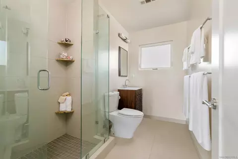 Bath - 5958 Sagebrush Rd, La Jolla, CA 92037 photo 3 of 3