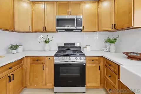 Kitchen - 569 Gold Dr, Oceanside, CA 92057 photo 7 of 9