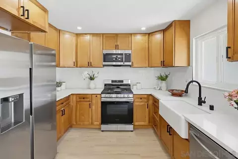 Kitchen - 569 Gold Dr, Oceanside, CA 92057 photo 6 of 9