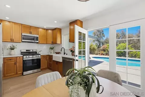 Kitchen - 569 Gold Dr, Oceanside, CA 92057 photo 3 of 9