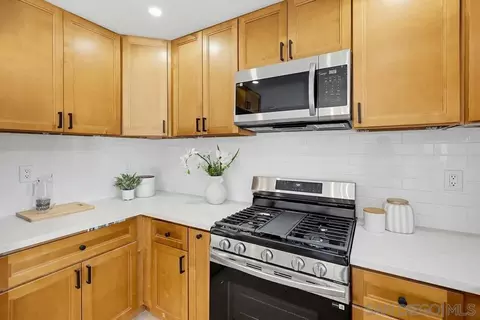 Kitchen - 569 Gold Dr, Oceanside, CA 92057 photo 5 of 9