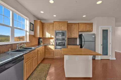 Kitchen - 16913 Harrison Park Trl, Julian, CA 92036 photo 4 of 6
