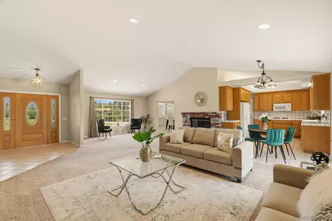 Living - 1621 Prince St, Fallbrook, CA 92028 photo 2 of 3