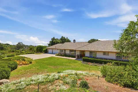 Exterior - 1621 Prince St, Fallbrook, CA 92028 photo 2 of 7