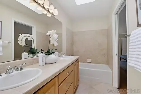 Bath - 313 I Ave, Coronado, CA 92118 photo 3 of 4