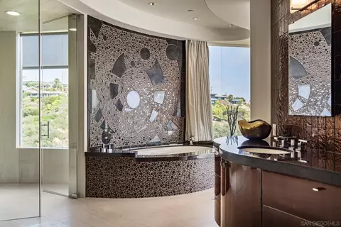 Bath - 6125 Terryhill Dr, La Jolla, CA 92037 photo 2 of 3