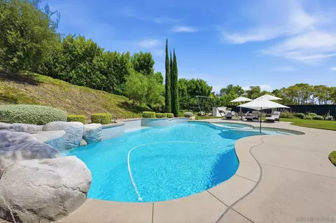Exterior - 855 Stratford Knl, Encinitas, CA 92024 photo 3 of 10