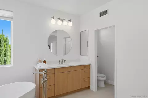 Bath - 855 Stratford Knl, Encinitas, CA 92024 photo 9 of 9