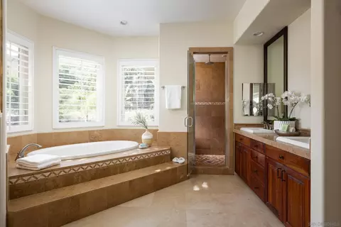 Bath - 15275 Eastvale Rd, Poway, CA 92064 photo 2 of 5