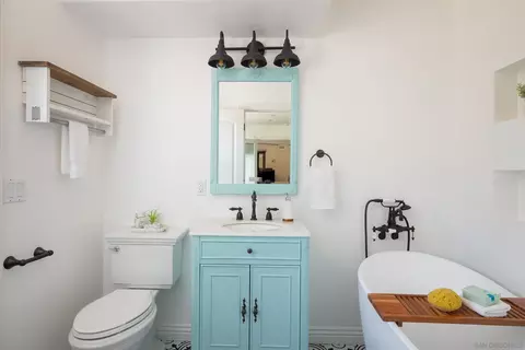 Bath - 15275 Eastvale Rd, Poway, CA 92064 photo 5 of 5