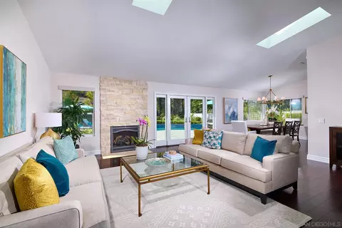 Living - 13150 Avenida La Valencia, Poway, CA 92064 photo 2 of 5