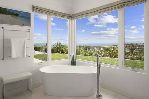 Bath - 5594 Soledad Rd, La Jolla, CA 92037 photo 1 of 4