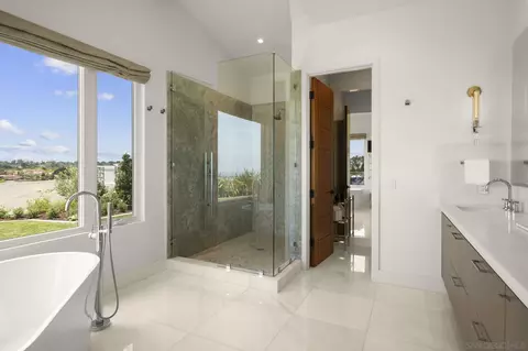 Bath - 5594 Soledad Rd, La Jolla, CA 92037 photo 2 of 4