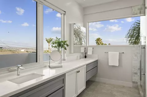 Bath - 5594 Soledad Rd, La Jolla, CA 92037 photo 3 of 4