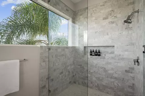 Bath - 5594 Soledad Rd, La Jolla, CA 92037 photo 4 of 4