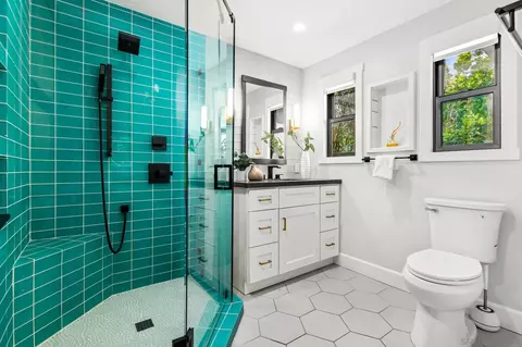 Bath - 2335 Ivy Rd, Oceanside, CA 92054 photo 5 of 6