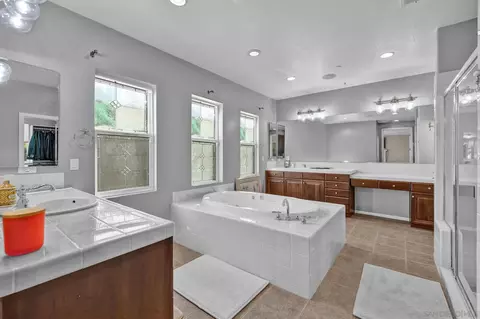 Bath - 2124 Pamplona Ct, Escondido, CA 92025 photo 3 of 4