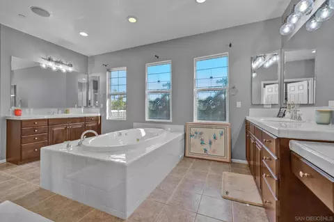 Bath - 2124 Pamplona Ct, Escondido, CA 92025 photo 4 of 4