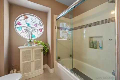 Bath - 328 Montecito Gln, Escondido, CA 92025 photo 5 of 6