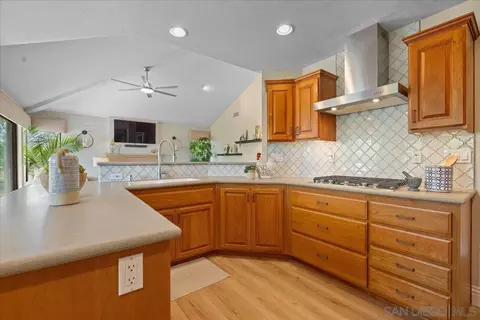 Kitchen - 328 Montecito Gln, Escondido, CA 92025 photo 3 of 5
