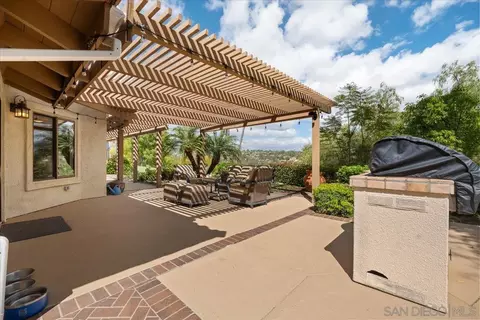 Exterior - 328 Montecito Gln, Escondido, CA 92025 photo 9 of 14