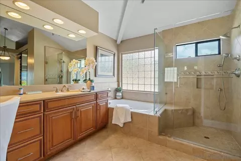Bath - 328 Montecito Gln, Escondido, CA 92025 photo 3 of 6