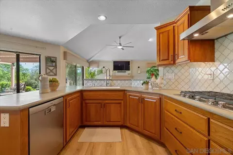 Kitchen - 328 Montecito Gln, Escondido, CA 92025 photo 4 of 5