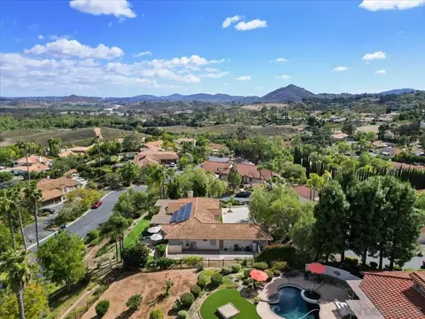 View/Area - 328 Montecito Gln, Escondido, CA 92025 photo 4 of 9