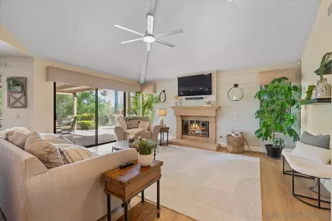 Living - 328 Montecito Gln, Escondido, CA 92025 photo 2 of 5
