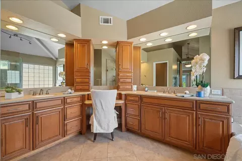 Bath - 328 Montecito Gln, Escondido, CA 92025 photo 1 of 6