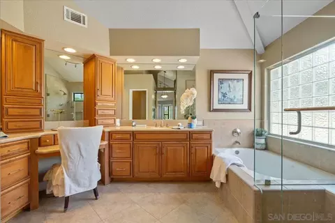 Bath - 328 Montecito Gln, Escondido, CA 92025 photo 2 of 6