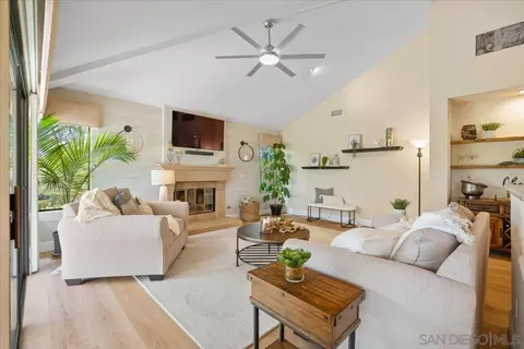 Living - 328 Montecito Gln, Escondido, CA 92025 photo 5 of 5