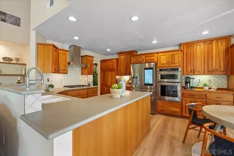 Kitchen - 328 Montecito Gln, Escondido, CA 92025 photo 2 of 5