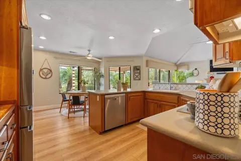 Kitchen - 328 Montecito Gln, Escondido, CA 92025 photo 5 of 5