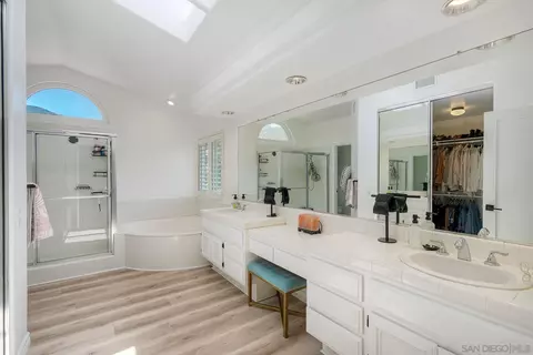 Bath - 15887 Hidden Valley Dr, Poway, CA 92064 photo 2 of 4
