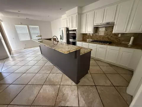 Kitchen - 543 Silverhawk Dr, Corona, CA 92879 photo 4 of 5