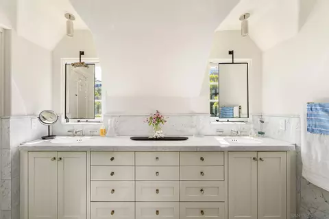Bath - 6714 Muirlands, La Jolla, CA 92037 photo 3 of 5