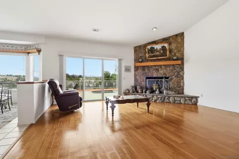 Living - 3844 Alta Vis, Fallbrook, CA 92028 photo 3 of 5