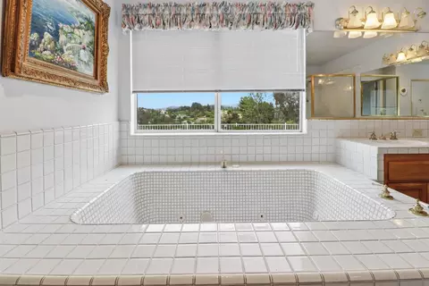 Bath - 3844 Alta Vis, Fallbrook, CA 92028 photo 3 of 7