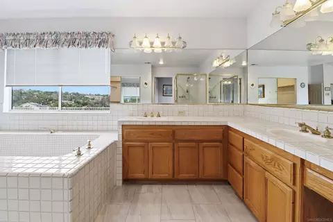 Bath - 3844 Alta Vis, Fallbrook, CA 92028 photo 5 of 7