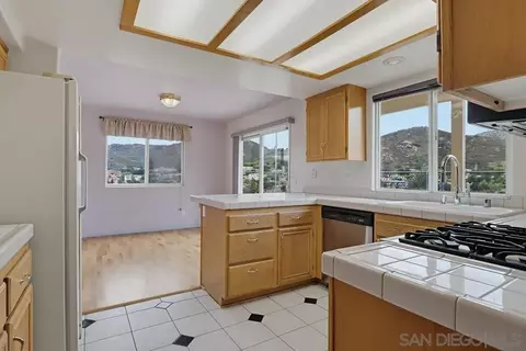 Kitchen - 833 Cochran Trl, El Cajon, CA 92019 photo 4 of 5
