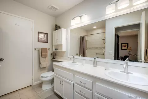 Bath - 1849 Buckskin Gln, Escondido, CA 92027 photo 2 of 3