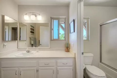 Bath - 1849 Buckskin Gln, Escondido, CA 92027 photo 3 of 3