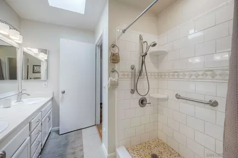 Bath - 1849 Buckskin Gln, Escondido, CA 92027 photo 1 of 3