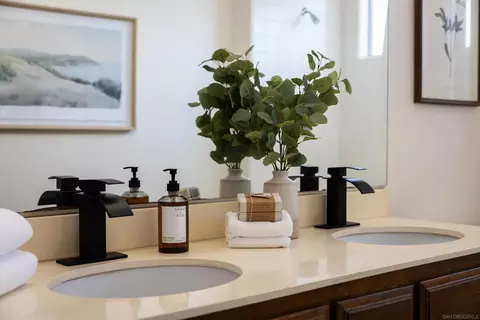 Bath - 387 12 Ocean View Ave, Encinitas, CA 92024 photo 3 of 4
