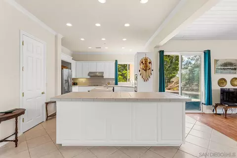 Kitchen - 2557 Live Oak Park Rd, Fallbrook, CA 92028 photo 2 of 7