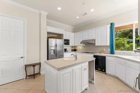 Kitchen - 2557 Live Oak Park Rd, Fallbrook, CA 92028 photo 4 of 7